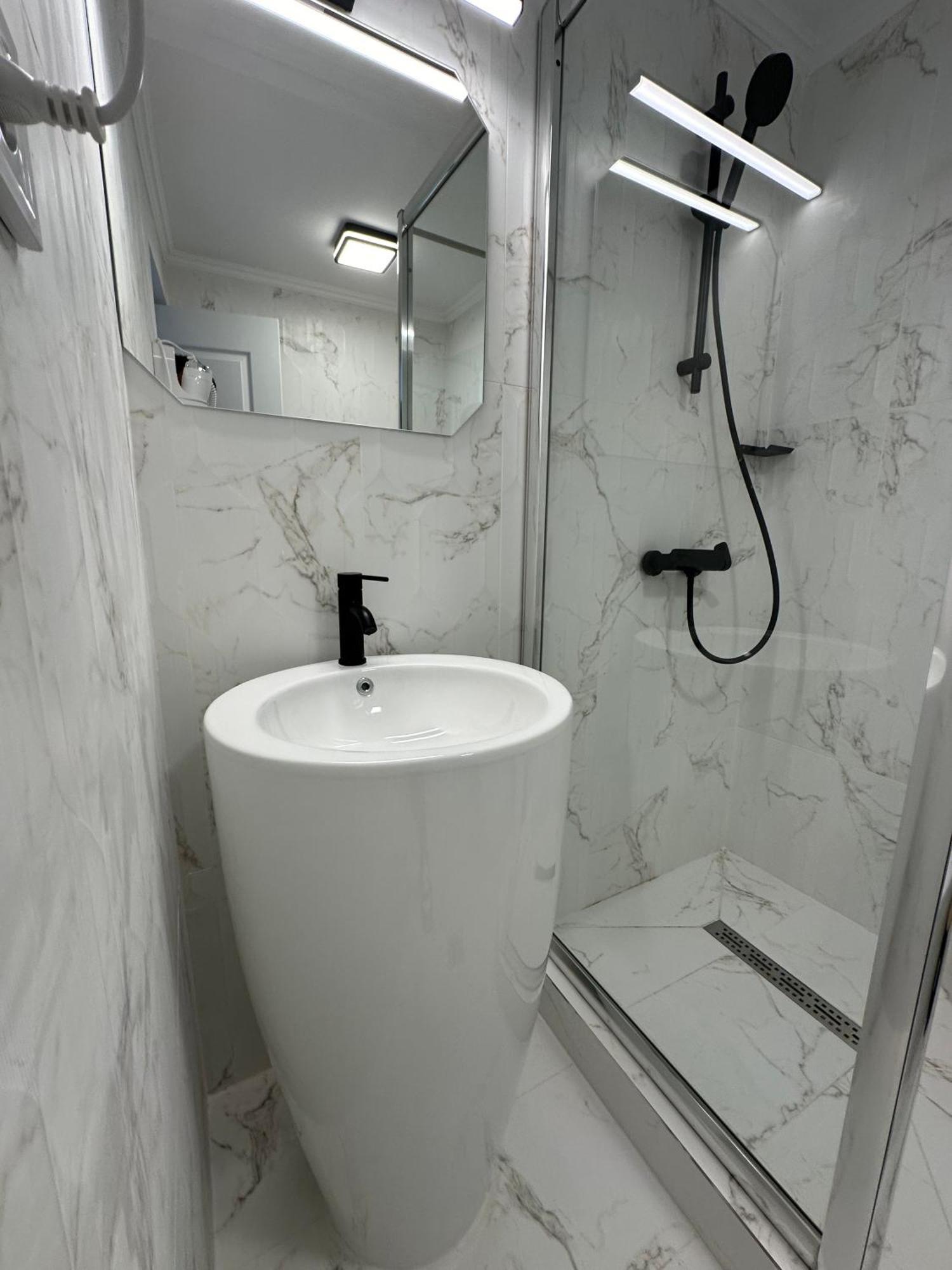 Elegant Escape Central Studio Craiova Ngoại thất bức ảnh