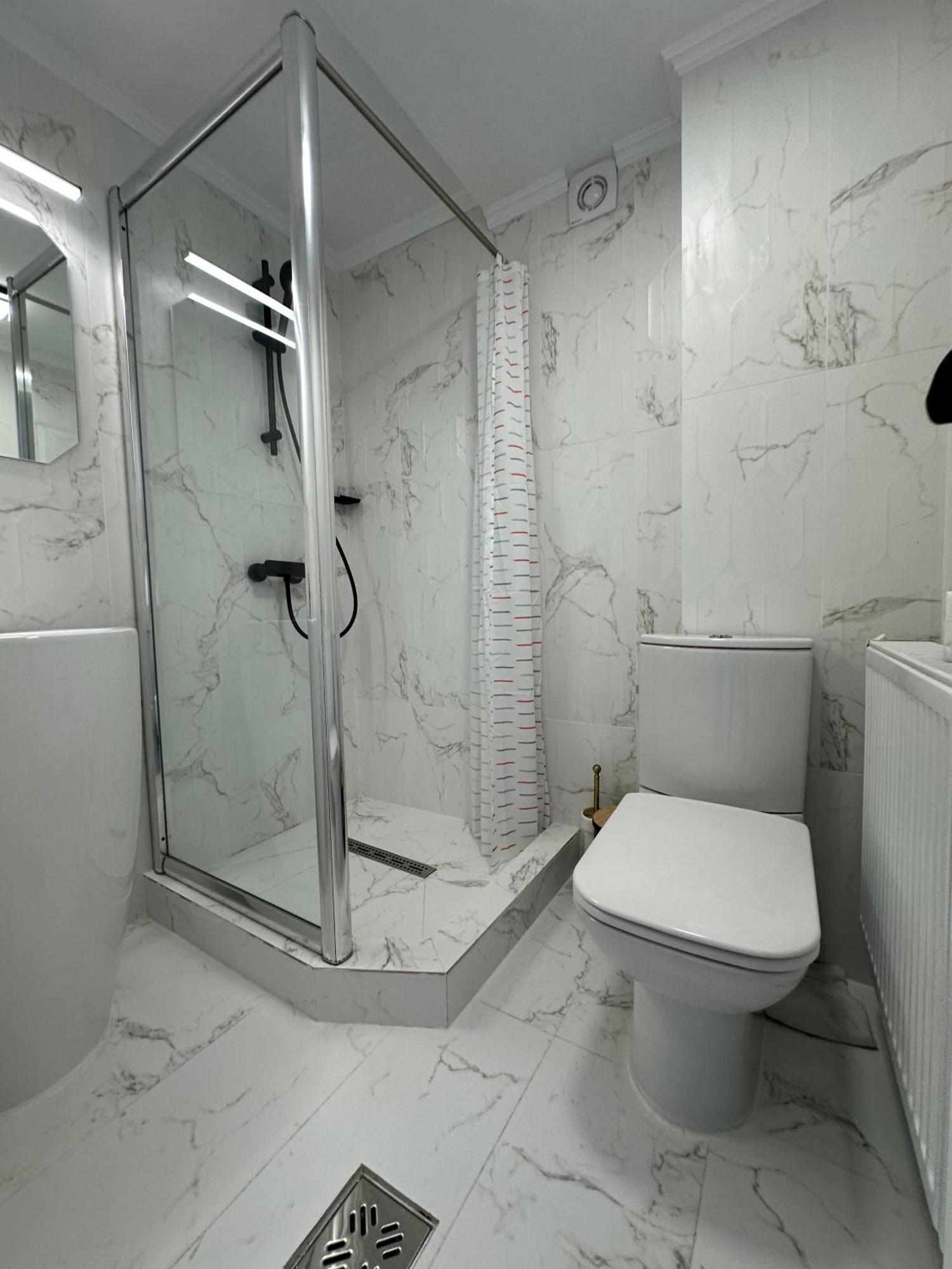 Elegant Escape Central Studio Craiova Ngoại thất bức ảnh
