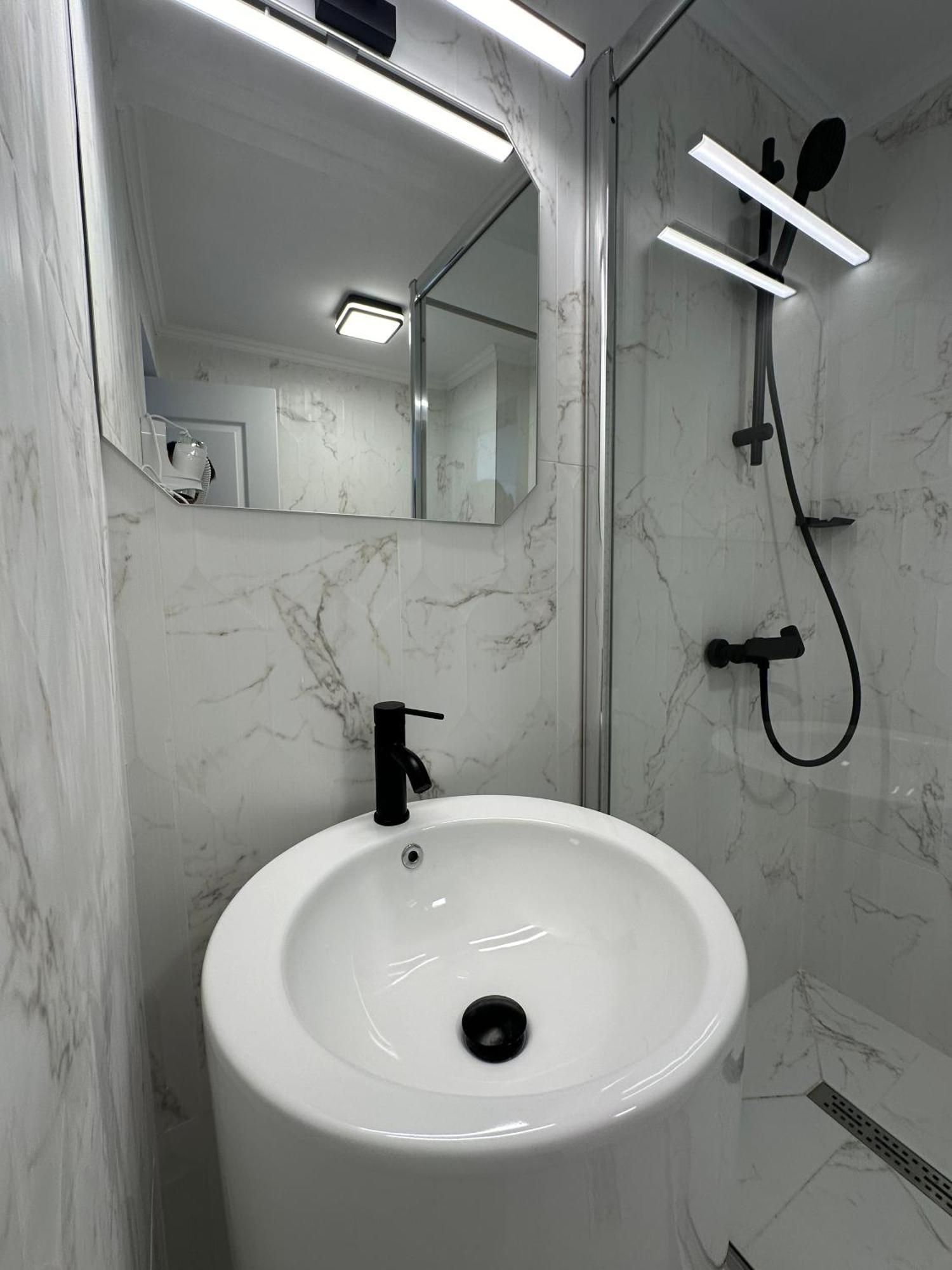 Elegant Escape Central Studio Craiova Ngoại thất bức ảnh