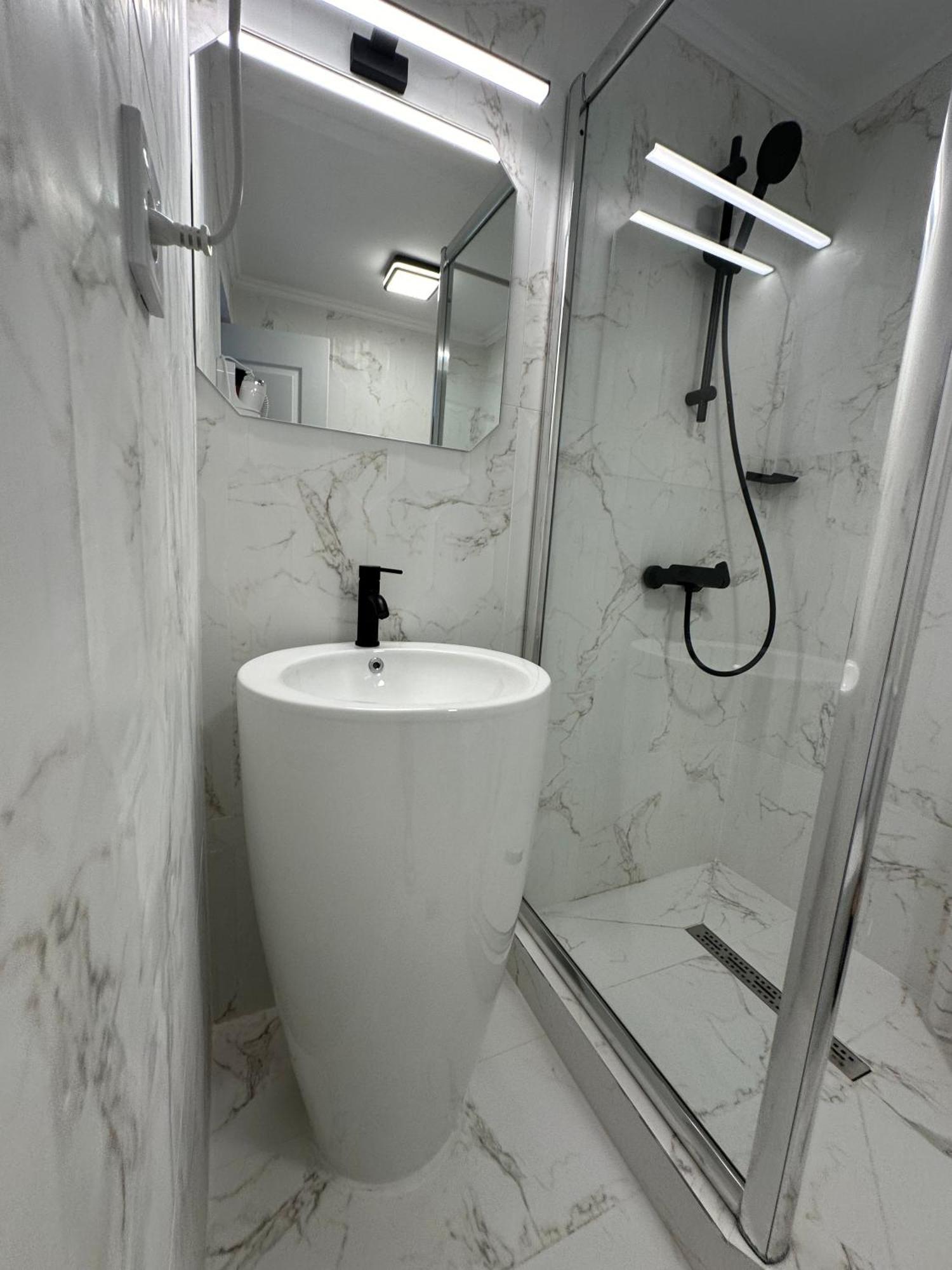 Elegant Escape Central Studio Craiova Ngoại thất bức ảnh