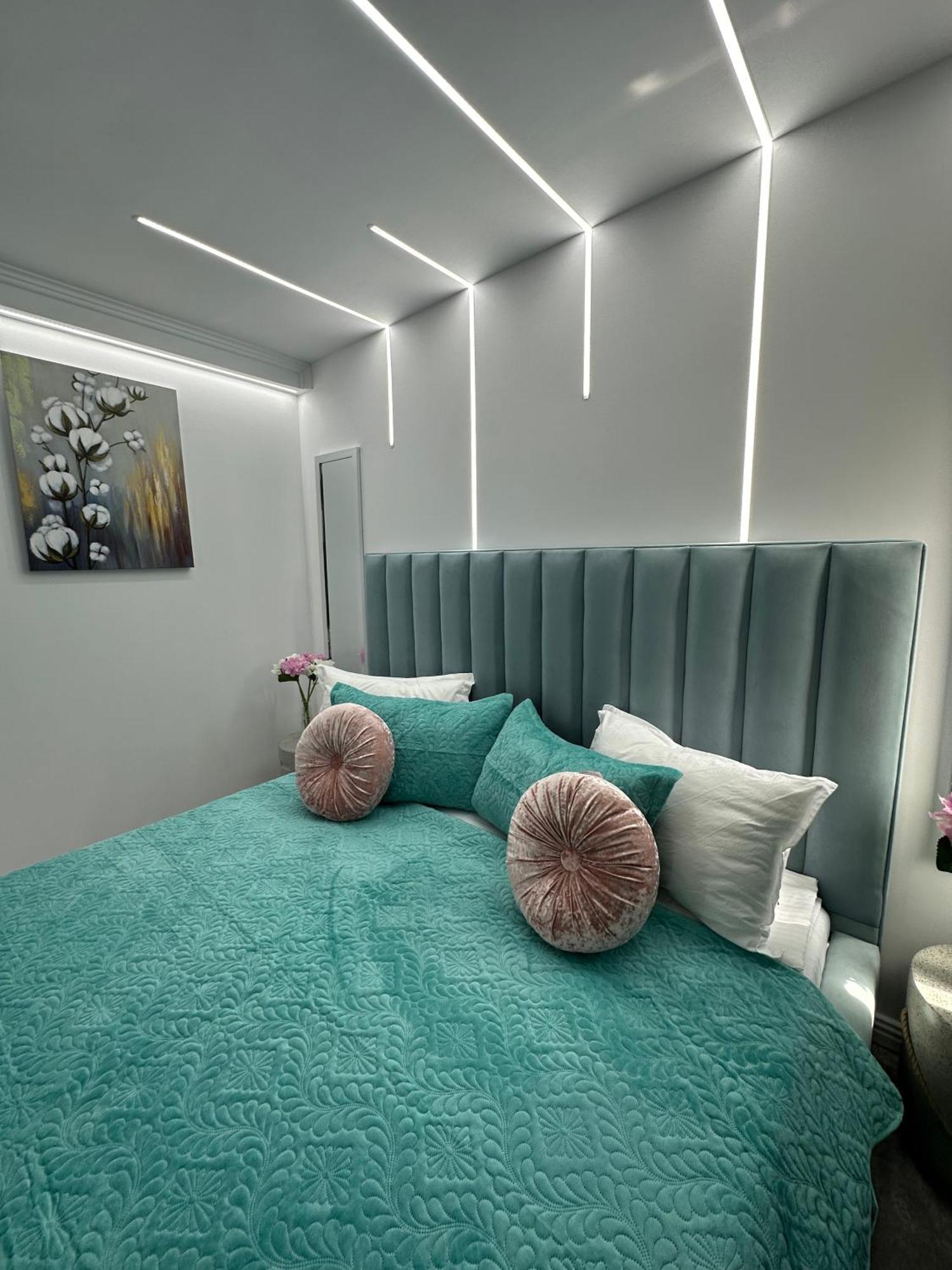 Elegant Escape Central Studio Craiova Ngoại thất bức ảnh